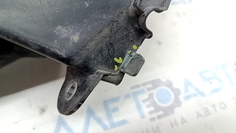 Toyota Highlander 20-26 2.5 hybrid, 3.5 automatic transmission radiator deflector, broken, missing fragment, dented