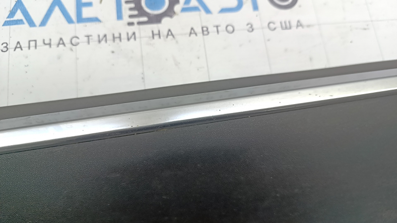 Lower front right door trim for Kia Sorento 21-23 HEV, PHEV structure with chrome molding, chips on the chrome