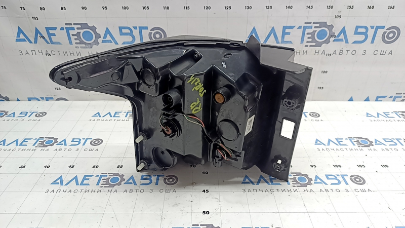 Kia Sorento 22-24 HEV LED right headlight with trim, scratches