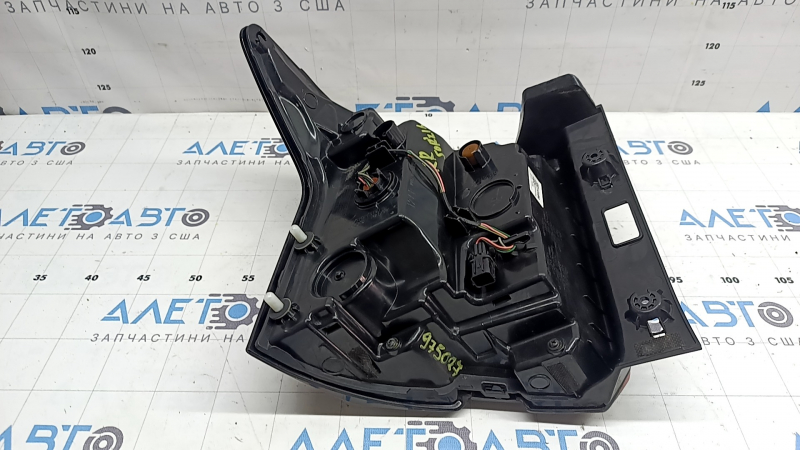 Kia Sorento 22-24 HEV LED right headlight with trim, scratches
