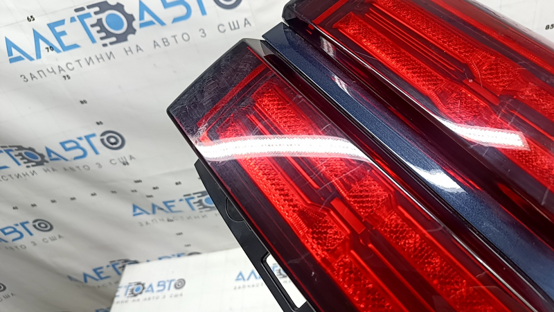 Kia Sorento 22-24 HEV LED right headlight with trim, scratches