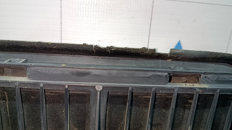 The left ventilation shield of the Lincoln MKZ 13-20 has dried out the seal.