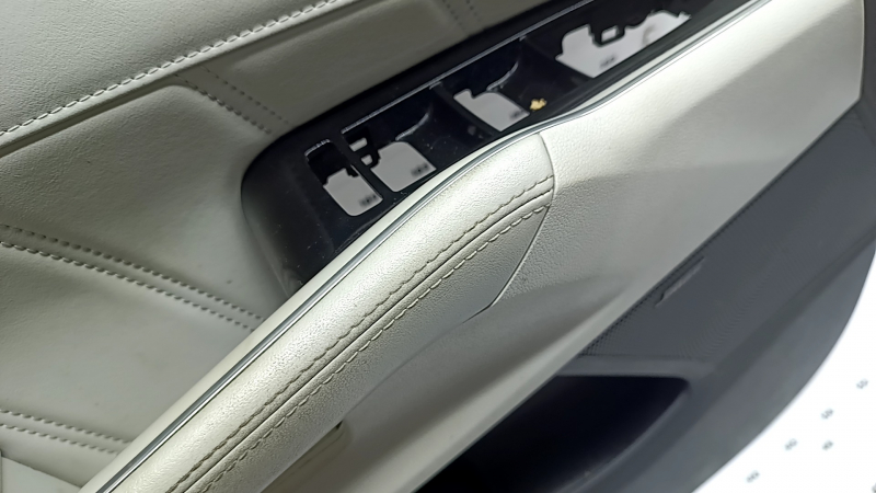 Front left door panel for Kia Sorento 21-24 HEV, PHEV, black and gray, armrest and center insert, gray leather with white stitching, graphite molding, Bose, dry-cleanable