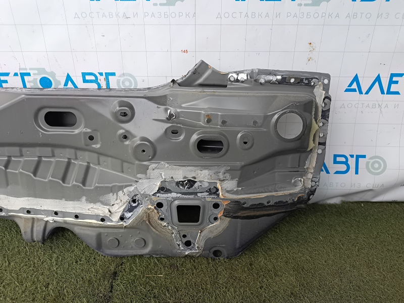The rear panel of the Lexus CT200h 11-17 was sawed off, black.
