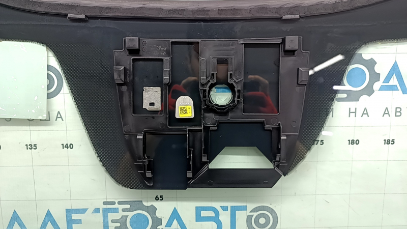 Kia Sorento 21-24 HEV, PHEV windshield with camera and humidity sensor, chip, scratches