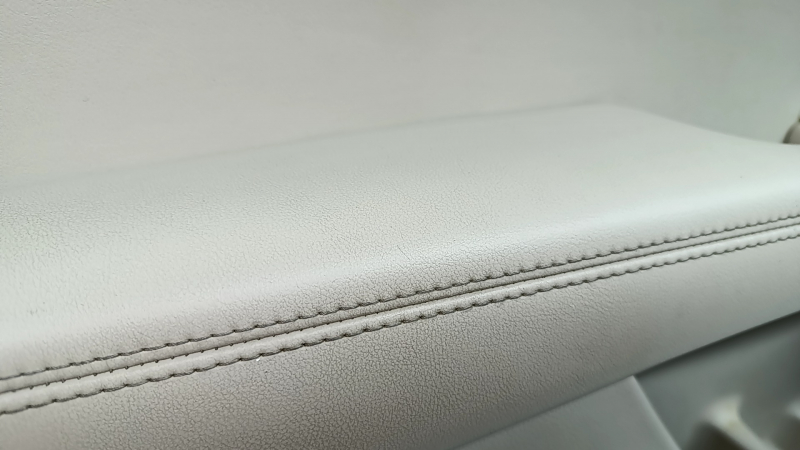 Beige front left door panel for a Lincoln MKZ 17-20, with beige leather insert, beige leather armrest, gray molding, brown upper part, with handle, dry-cleanable, scratches