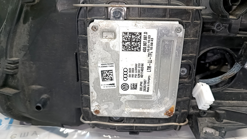Audi Q5 8R 13-17 xenon front right headlight, water damage, broken guide and mount