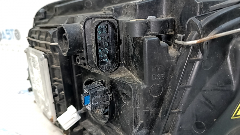 Audi Q5 8R 13-17 xenon front right headlight, water damage, broken guide and mount