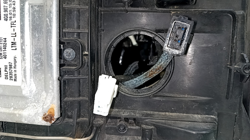 Audi Q5 8R 13-17 xenon front right headlight, water damage, broken guide and mount