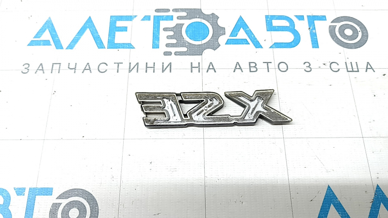 The "XSE" emblem on the tailgate of a Toyota Rav4 19-25, gloss black, chipped