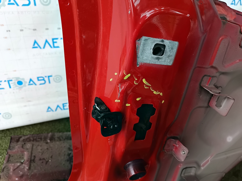The front right quarter of a BMW 3 G20 19-26 is sawn off, red, the threshold is dented, dents