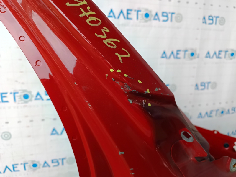 The front right quarter of a BMW 3 G20 19-26 is sawn off, red, the threshold is dented, dents