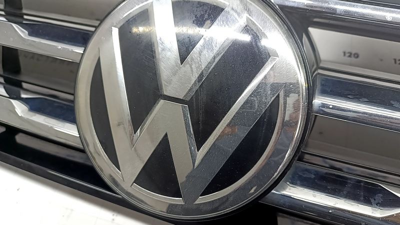 Radiator grille VW Tiguan 18-19 with emblem, 3 chrome stripes, black gloss on top, chips