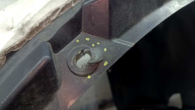 Front right fender liner VW Tiguan 18-21 with mudguard, cracks, tears
