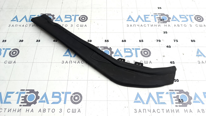 Front left hood seal on the bumper of a BMW X2 F39 18-23