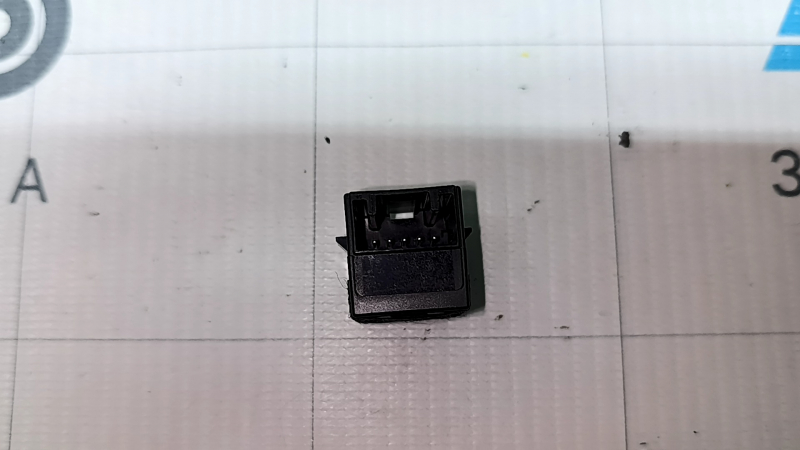 Microphone in the ceiling above the driver of the Lexus ES 19-25
