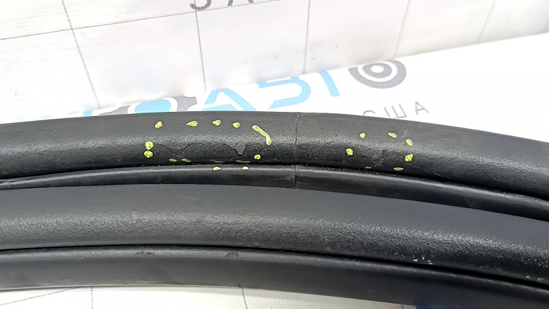 The rear right door seal of the BMW X2 F39 18-23 is torn