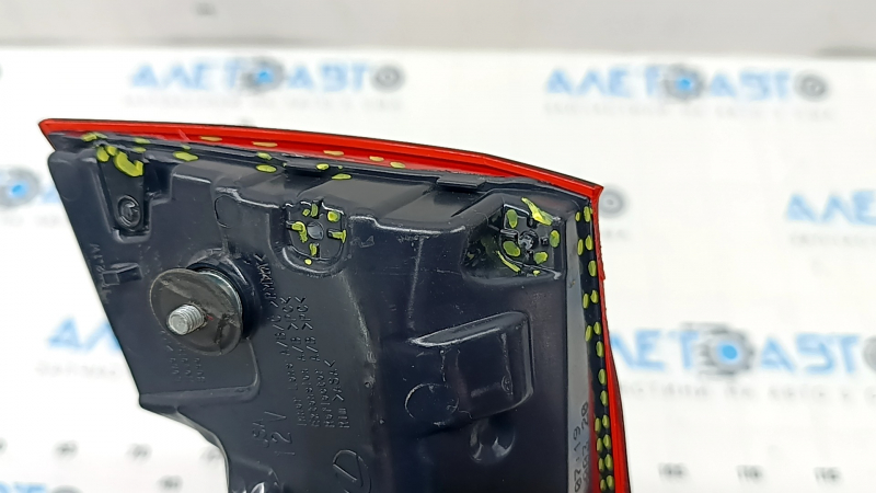 The inner taillight of the left Lexus ES 19-26 trunk lid is chipped, there are cracks in the glass, and the fasteners are broken