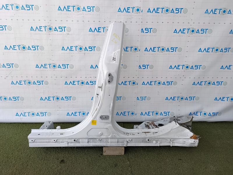 The central left body pillar of Toyota Camry v70 18-24 is sawn off, with a threshold