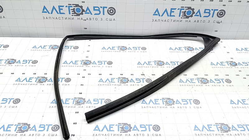 The front left glass seal of Lexus UX 19-26 is torn
