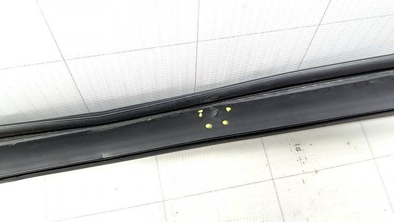 The front left glass seal of Lexus UX 19-26 is torn