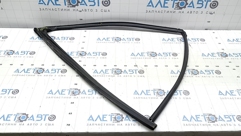 The front left glass seal of Lexus UX 19-26 is torn