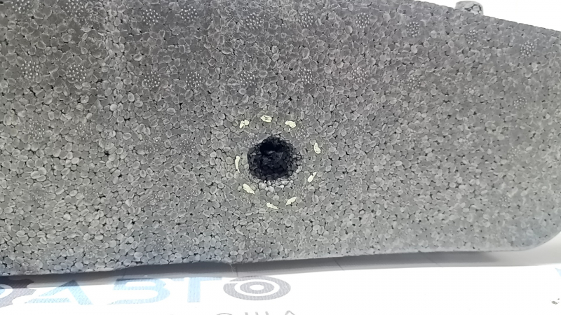 The right trunk foam of the BMW X1 F48 16-22 is torn