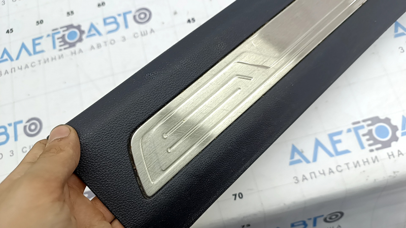 Front left door sill plate VW Atlas 18-26 black, with chrome, scratches on chrome