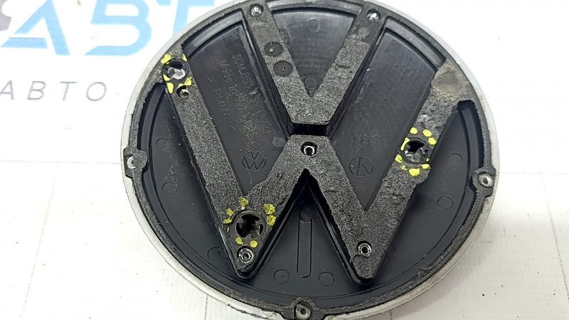 The emblem logo of the trunk door VW Atlas 21-26 broken guides