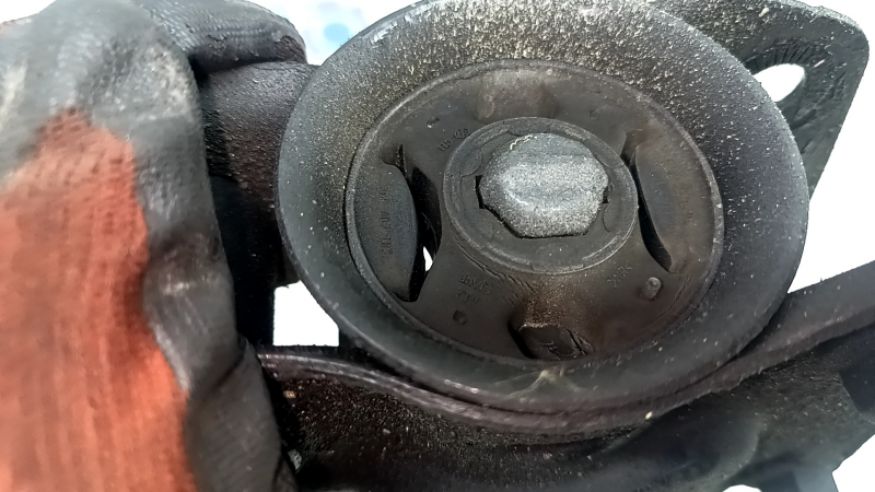 Lower front left arm VW Atlas 18-23 cracked silent block
