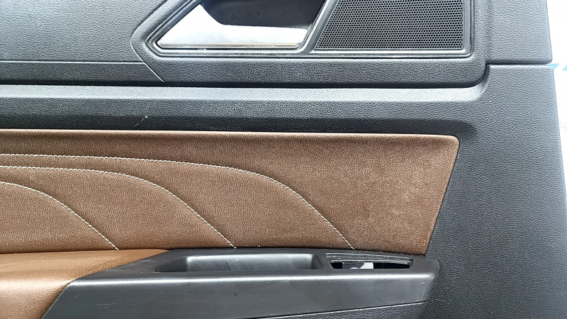 Door trim, rear left card, VW Atlas 21-23, black, brown leather with white stitching, brown leather armrest, with curtain, squeaker and chrome handle, worn, dry-cleanable