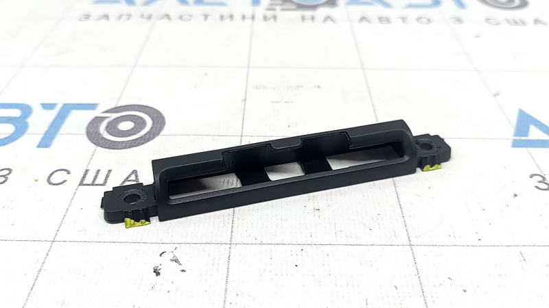 The hook of the curtain of the rear left door of VW Atlas 18-26 is broken, the fastening of the plug is broken