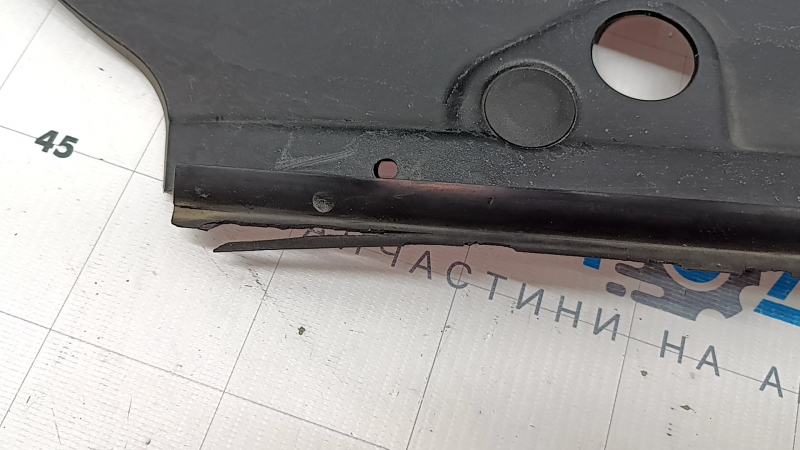 The hood-wing seal, left BMW 5 F10 11-16, has dried out
