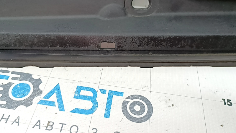 The hood-wing seal, left BMW 5 F10 11-16, has dried out