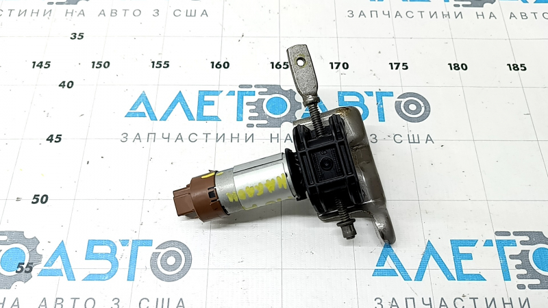 The motor for adjusting the tilt of the driver's seat cushion of the BMW 5 F10 14-16 has a stripped thread