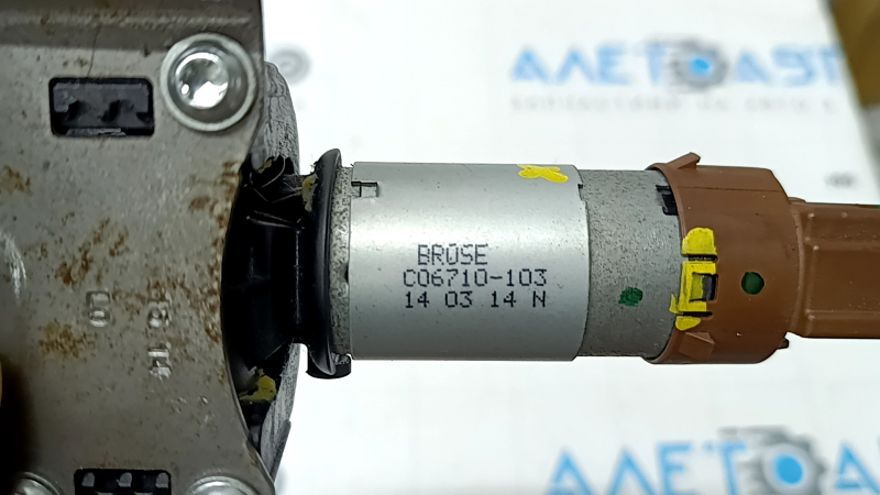 The motor for adjusting the tilt of the driver's seat cushion of the BMW 5 F10 14-16 has a stripped thread