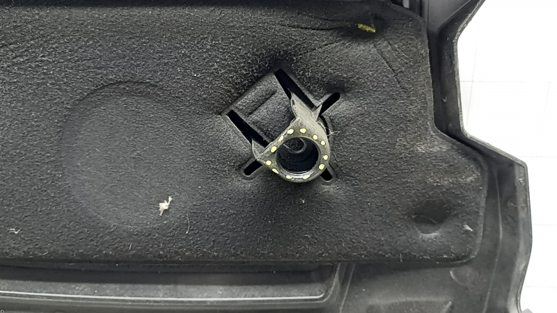Engine cover for VW Tiguan 18-24, missing mounting bushings, scratches