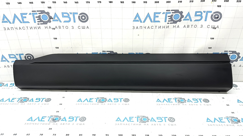 Lower front left door trim Honda CRV 23-26 structure with seal, scratches