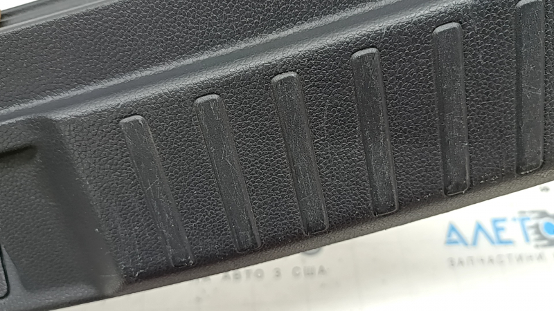 Honda CRV 23-26 HEV trunk opening trim is black, fasteners are broken, scratches