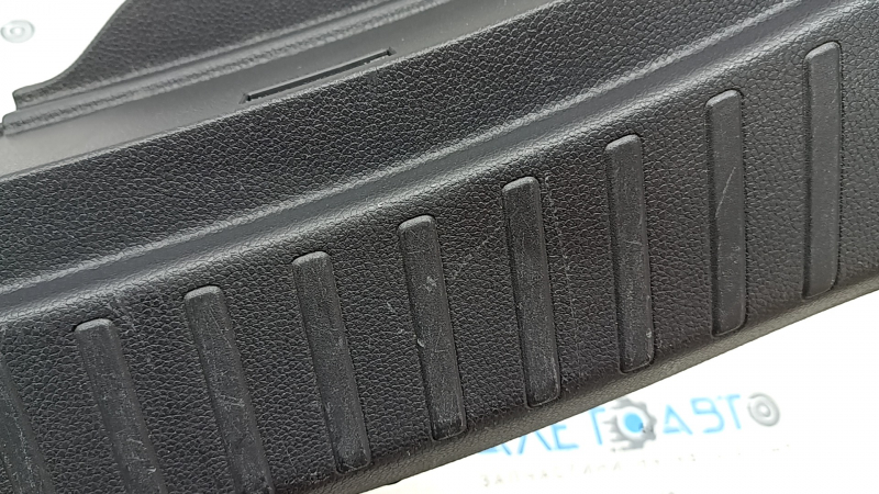 Honda CRV 23-26 HEV trunk opening trim is black, fasteners are broken, scratches