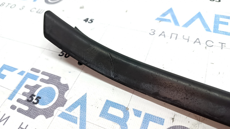 The left windshield molding of the Audi Q7 16-26 is broken and scratched