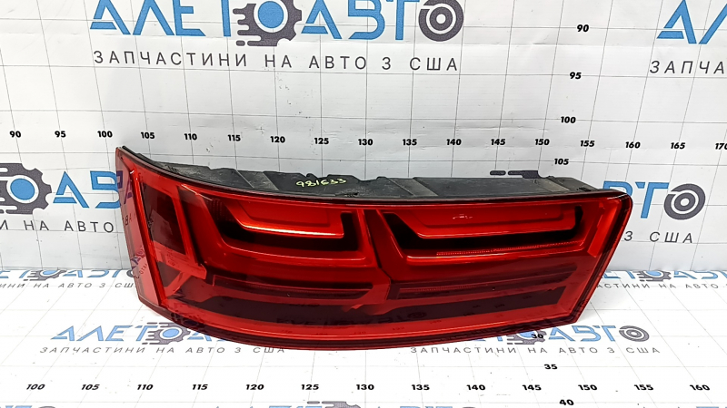 Left headlight Audi Q7 16-19 cracked glass