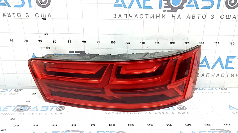 Right headlight Audi Q7 16-19 cracked glass