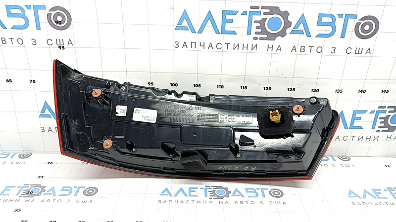 Right headlight Audi Q7 16-19 cracked glass