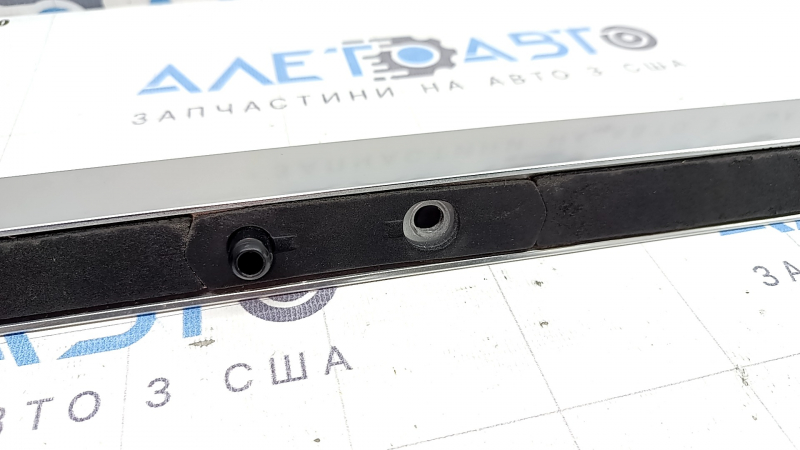 Right longitudinal roof rail for Audi Q7 16-26 chrome, missing 1 stud