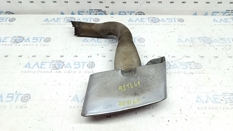 The right muffler tip of the Audi Q7 16-24 is rusty, the edge is missing a fragment
