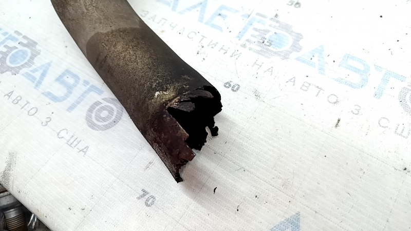 The right muffler tip of the Audi Q7 16-24 is rusty, the edge is missing a fragment