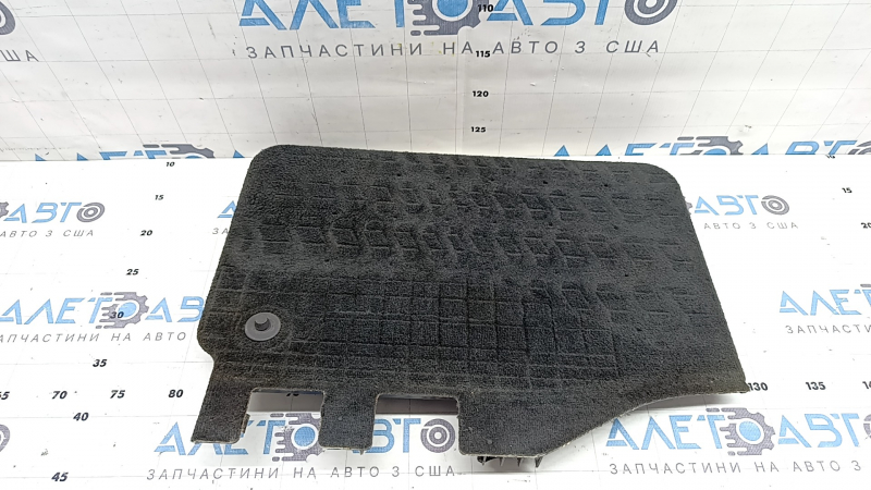The front right floor covering trim, the battery cover for the Audi Q7 16-19, is black and needs dry cleaning. The guide and mount are broken