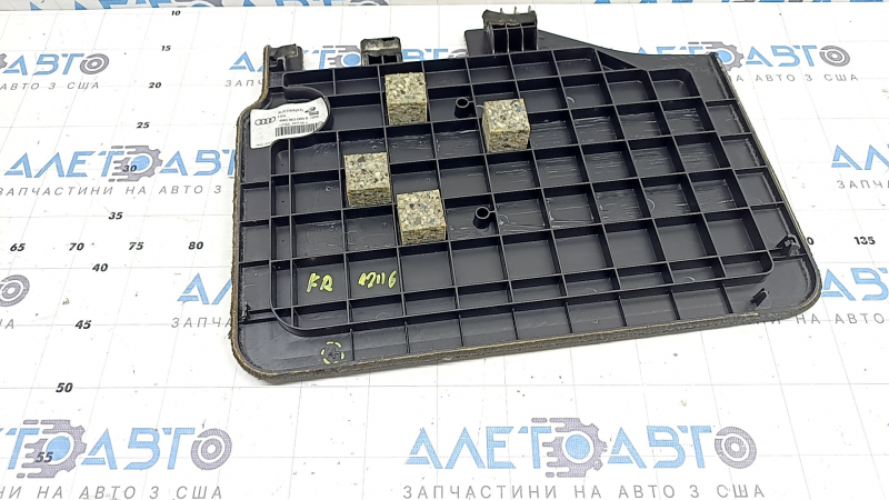 The front right floor covering trim, the battery cover for the Audi Q7 16-19, is black and needs dry cleaning. The guide and mount are broken