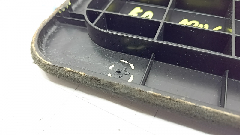 The front right floor covering trim, the battery cover for the Audi Q7 16-19, is black and needs dry cleaning. The guide and mount are broken